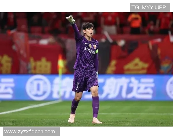颜骏凌飞身扑救展现门将风采助力球队逆转局势的精彩瞬间